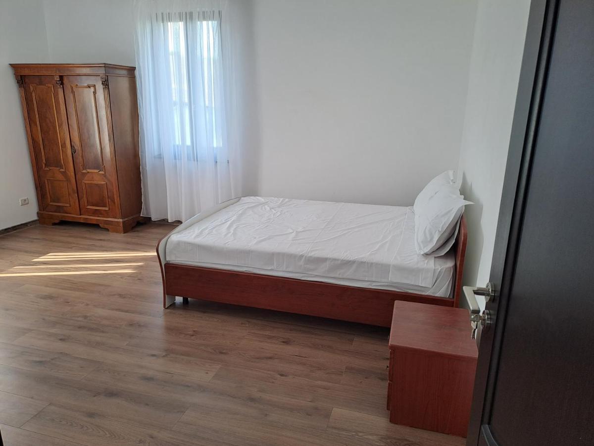 Pensiunea La Conac Bîrlad Exteriör bild